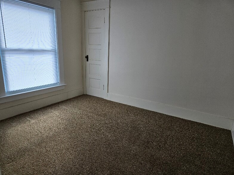 Building Photo - 718 W 23rd St