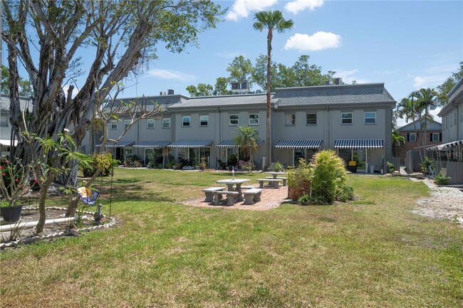 Building Photo - 6940 Sunset Dr S