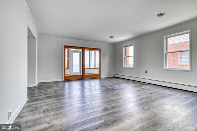 Building Photo - 2166 Lake Dr