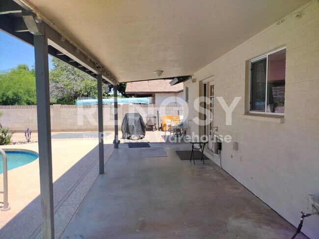 Building Photo - Ideal 3 Br+Den 2 Ba 2 Car Garage Home with Pool Near Loop 202 and Gilbert Rd in Mesa
