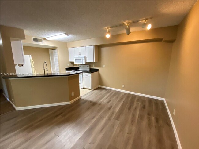 Building Photo - 9999 Summerbreeze Dr