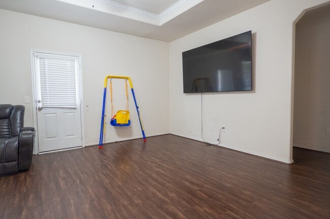 Building Photo - 1414 S Maple Dr