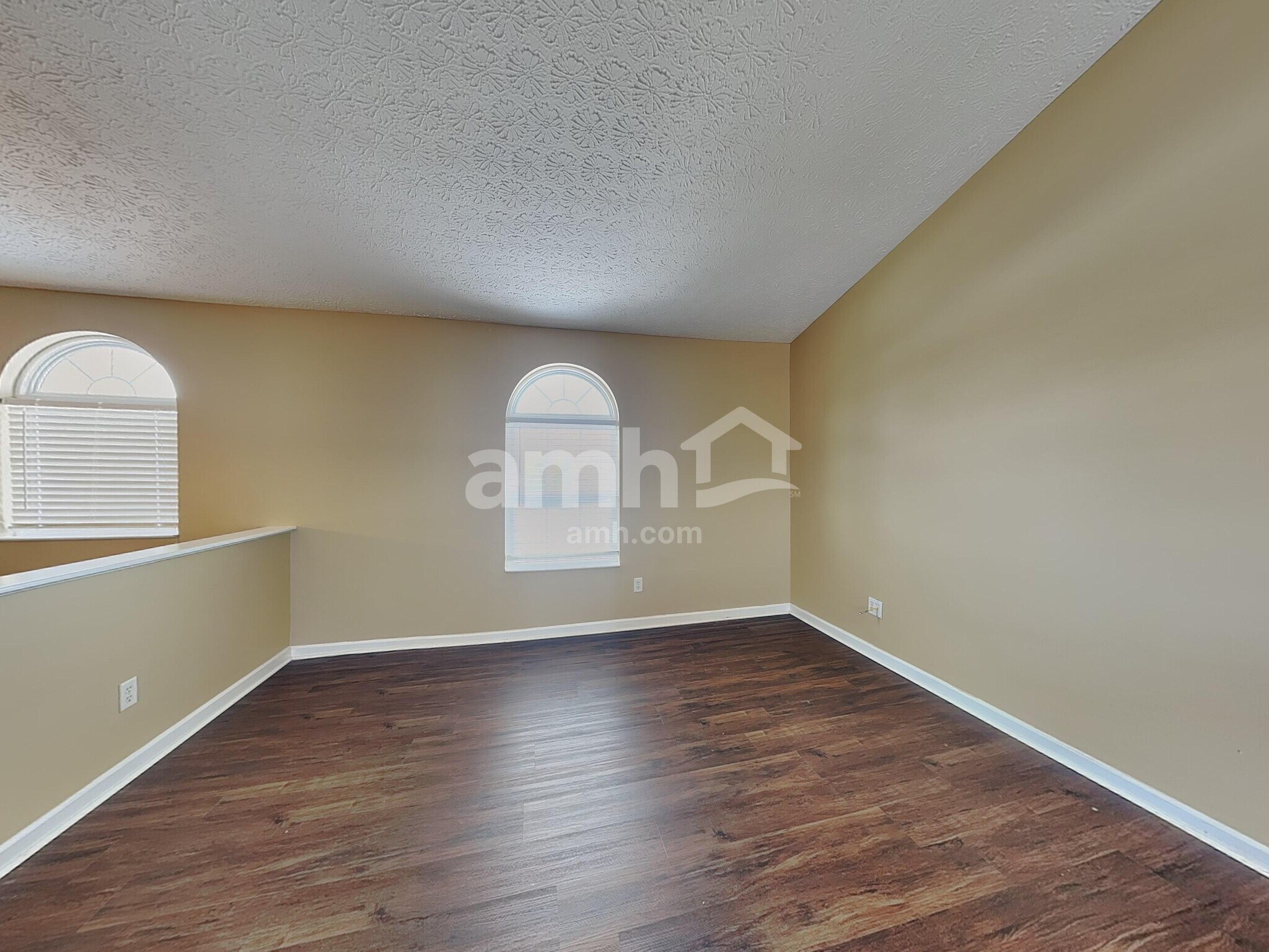 Building Photo - 372 Thompson St