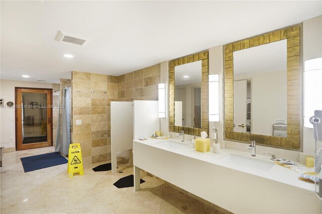 Building Photo - 17555 Collins Ave