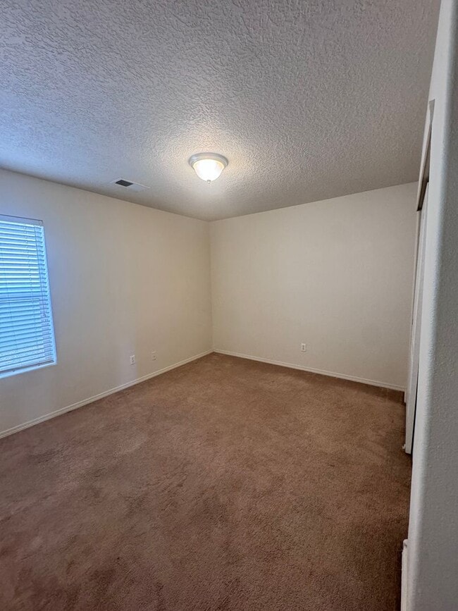 Building Photo - 3 bed 2 bath home in Los Lunas  MOVE IN SPECIAL!