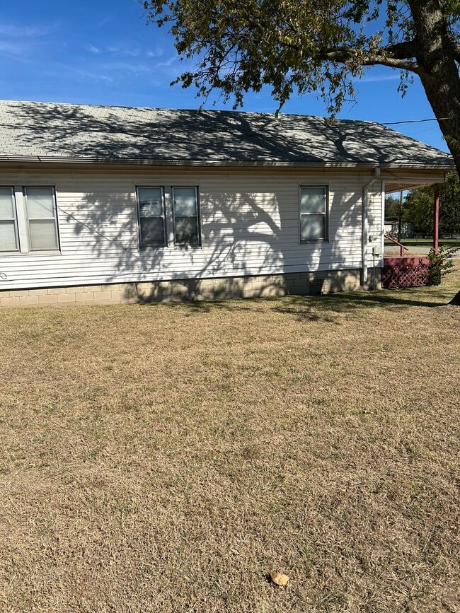 Building Photo - Nice 2 or 3 bedroom with covered front porch.