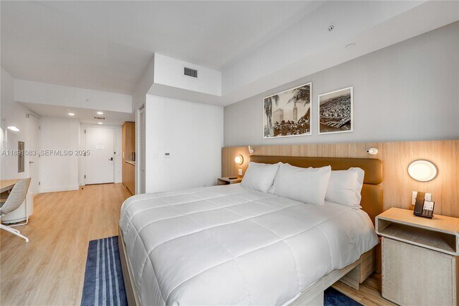 Building Photo - 601 NE 1st Ave