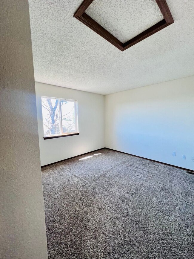 Building Photo - Single Family Home 3 bedroom 2.5 bath Unfi...