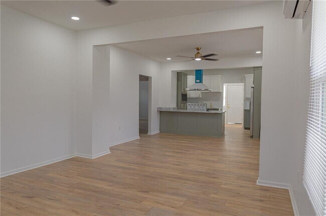 Building Photo - 817 Maple St