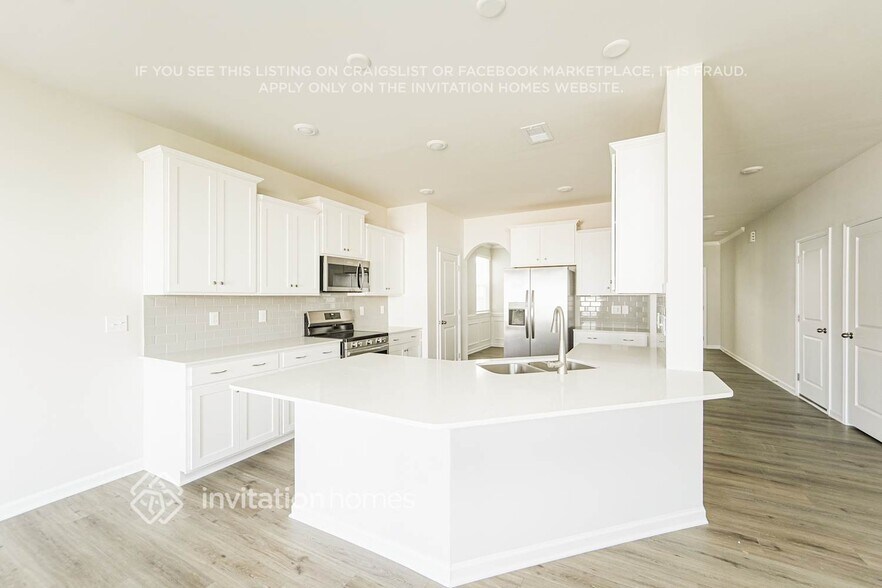 Building Photo - 6469 Fairfax Ct