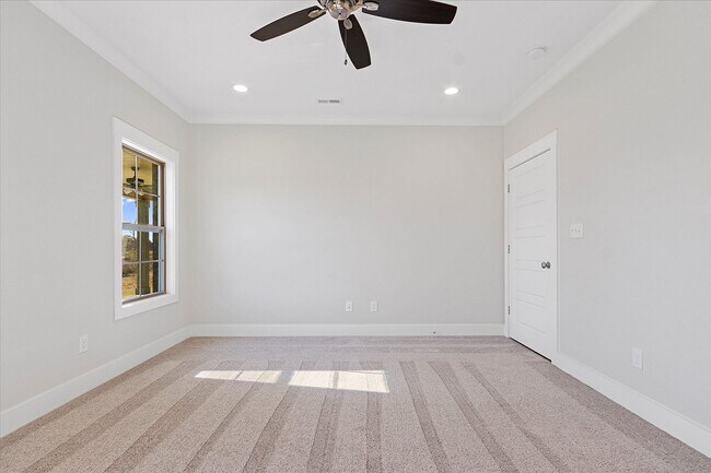 Building Photo - NEW Move in Ready Home!