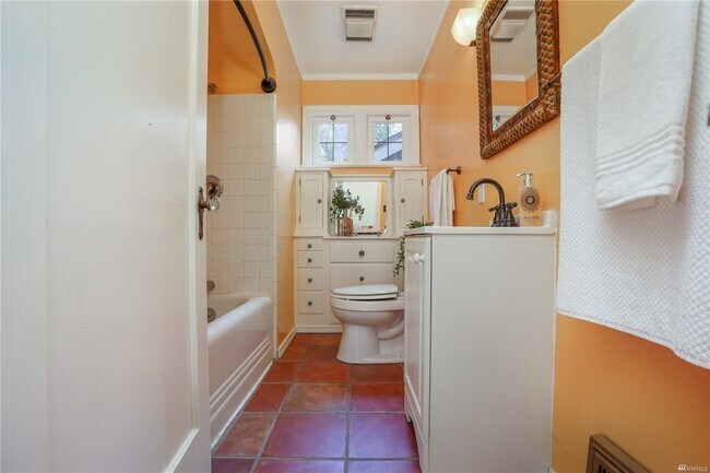 Bathroom: Full bath - 1215 N Anderson St