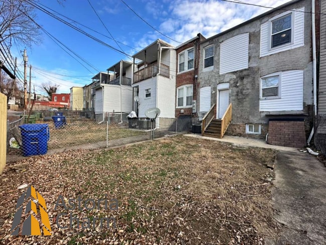 Building Photo - 3 Bedroom and a Den Home with Fenced Yard and Eat In Kitchen on Linnard Street