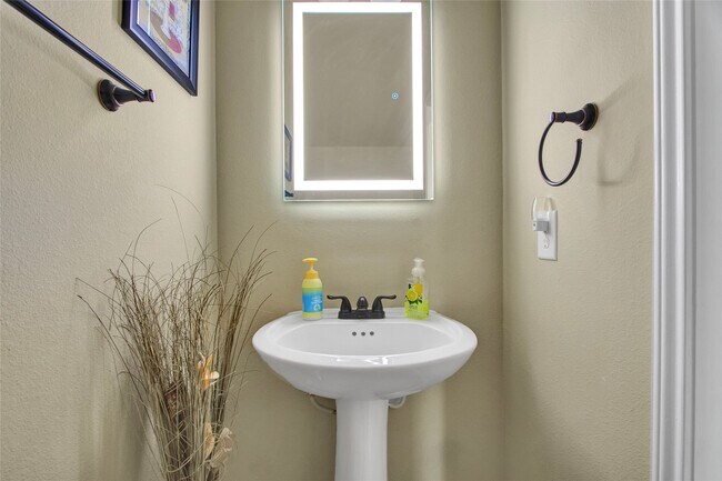 Building Photo - 1242 S Maple Dr