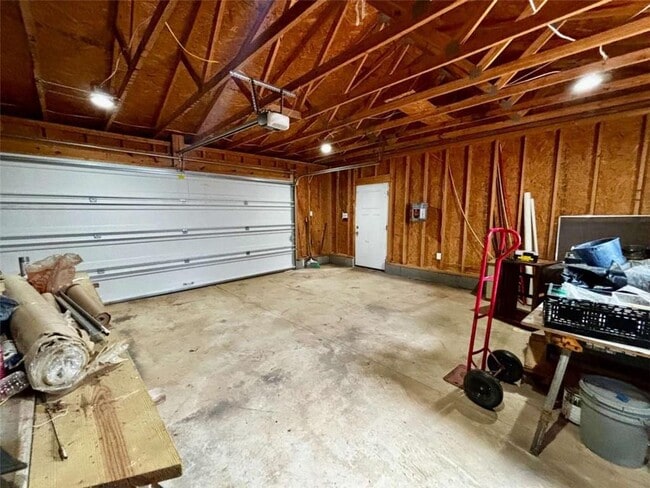 Building Photo - 125 Lantern Ridge Dr