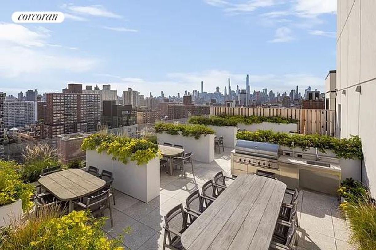 Building Photo - 250 W 96th St