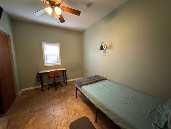 Building Photo - Spacious (Almost 3,000 sq ft) 6 Bedroom, 3 Bath Furnished Home – Live Oak, FL