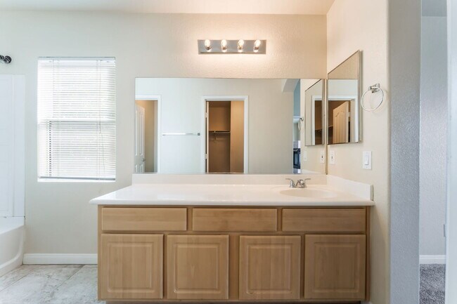 Building Photo - Gated Community Townhome 2 bedroom, 2 bathroom, 1 car garage