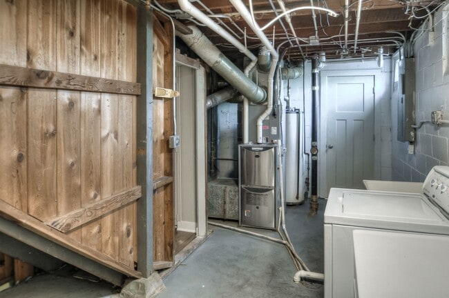 Building Photo - Aksarben Beauty