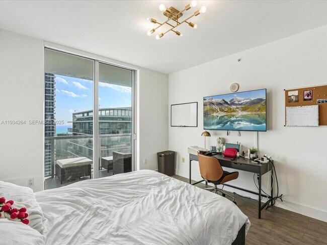 Building Photo - 1111 SW 1st Ave