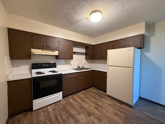 Building Photo - 2 Bed / 1 Bath Apartment in Quiet Warrensburg — Available Now