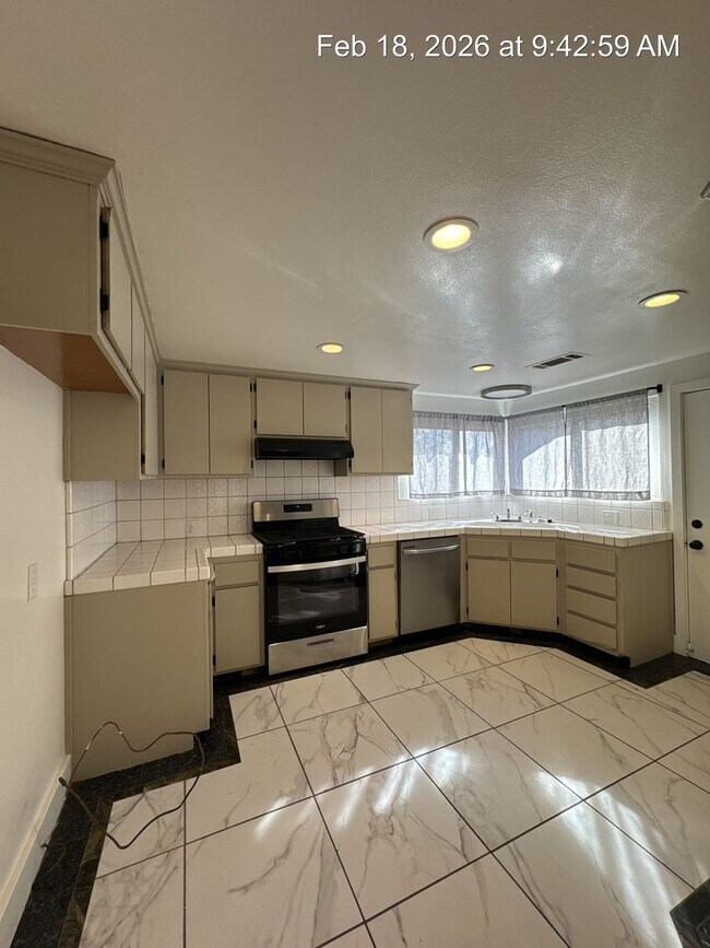 Building Photo - Woodlake Home! Available Now!