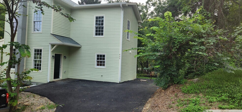 Building Photo - 402 McKenzie Dr