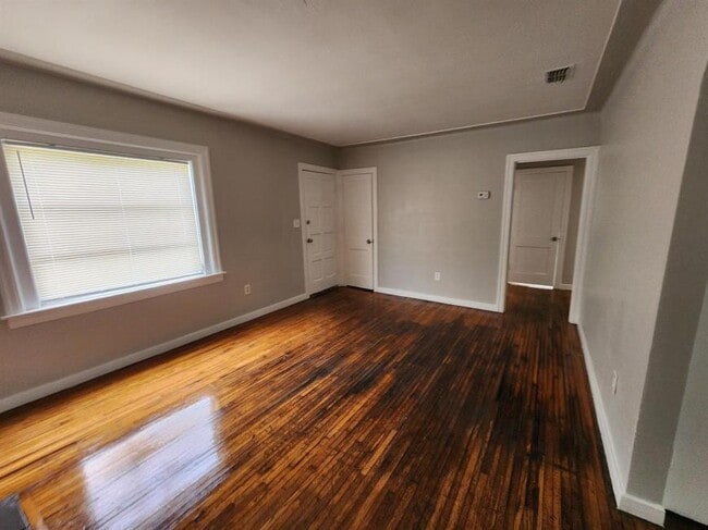 Building Photo - 2.0 bedroom in St. Petersburg Florida 33712