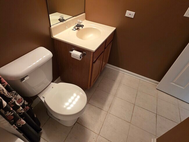 Building Photo - 408 Woodview Cir