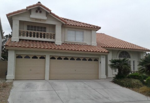 Building Photo - 5-bedroom split level home with GRASS/PRIVATE POOL