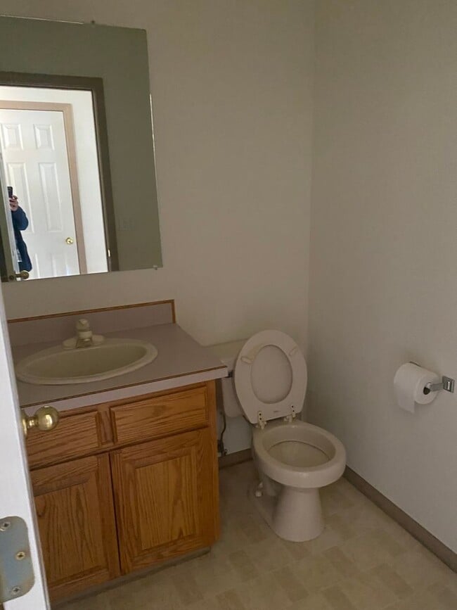 Building Photo - 3 bed 2.5 bath