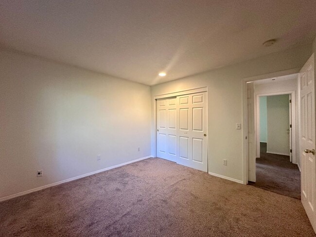 Building Photo - Charming Duplex 3 Bed 2 Bath w/ Double Car Garage and a Beautiful View in Portland!