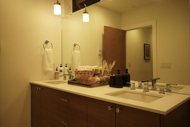 Building Photo - 1505 E Spruce St