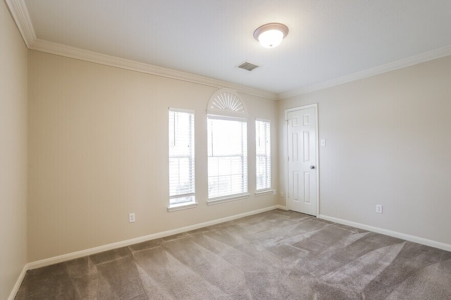 Building Photo - 2011 Pinecreek Pass Ln