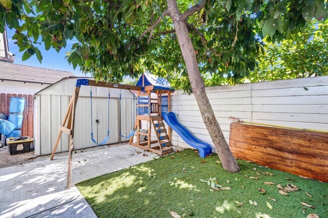 Building Photo - 10515 Firmona Ave