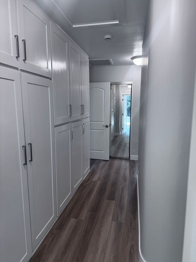 Building Photo - Spacious 3 Bed 2 Bath in Enderle Gardens: ...