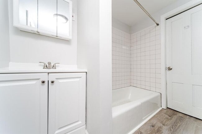 Building Photo - 824 2nd St