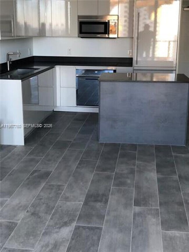 Building Photo - 1010 Brickell Ave