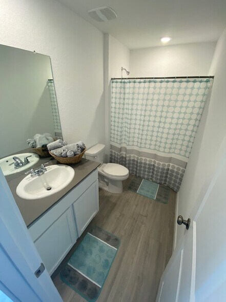 Building Photo - Room in House on Rawhide Rdg