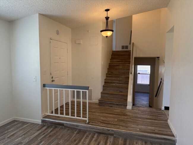 Building Photo - Rare Remodeled 5 Bedroom 2.5 Bath Tri Level in Vacaville