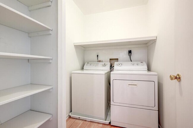 Building Photo - 811 Kings Croft Dr