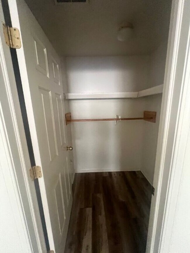 Building Photo - Roseville 8 Unit