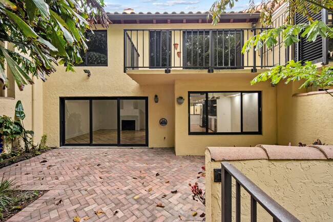 Building Photo - 19 Vía Lago