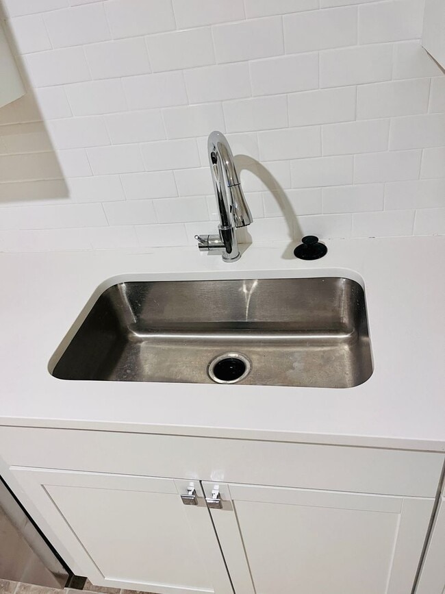 Building Photo - Large renovated 2 bedroom apartment in the heart of Stayton.  Don't miss this opportunity!