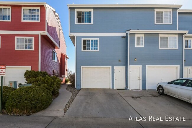 Building Photo - Charming Updated Townhome in Denver with M...