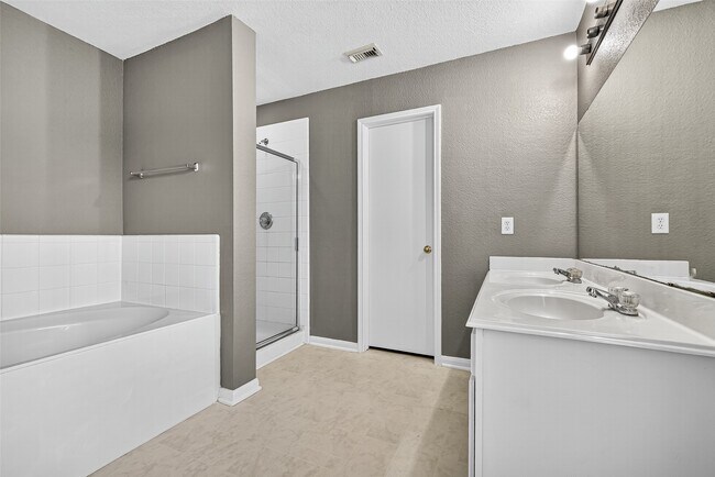 Building Photo - 5615 W Harrow Dr