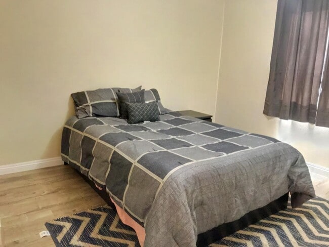 Building Photo - Beautifully updated house in Burbank Blvd is now available for rent