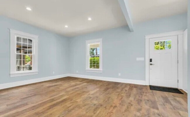 Building Photo - Gorgeous 3/2 Located 1 Block From Downtown Greenville!