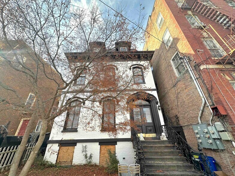 Building Photo - 275 Grand St