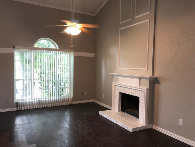 Building Photo - Charming 3 bed 2.5 baths in Rowlett!
